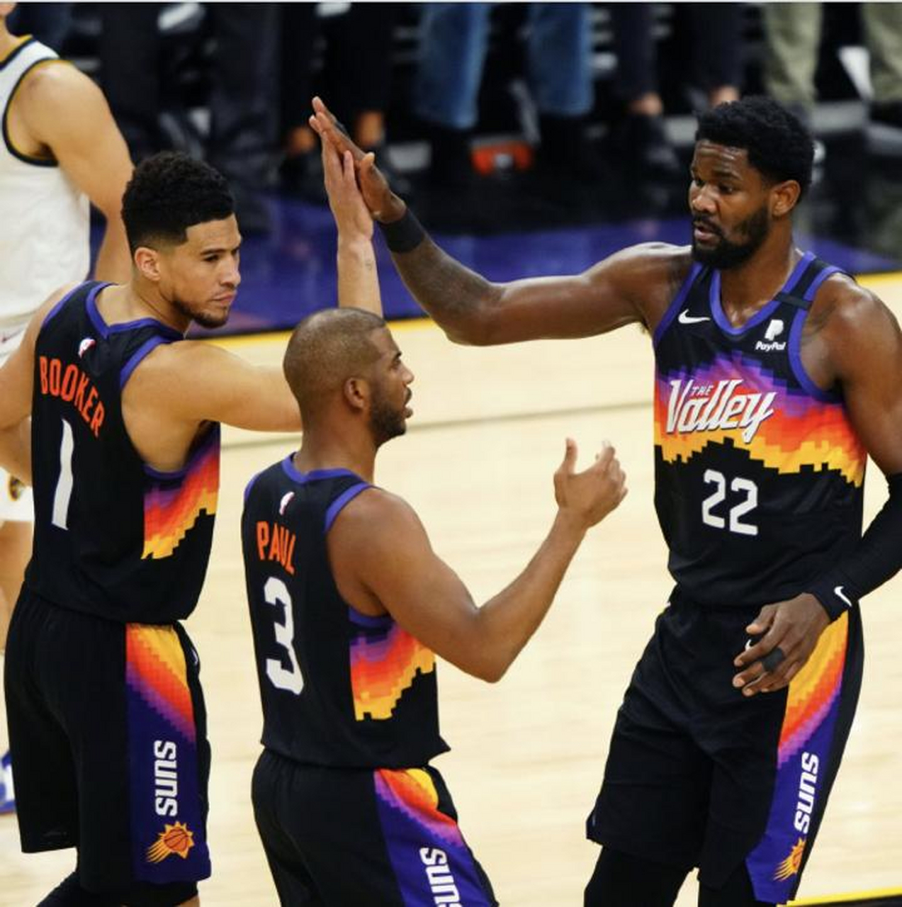 包含菲尼克斯太阳迎NBA季后赛关键赛；赛后强势反弹；媒体盛赞；临场指挥获称赞的词条