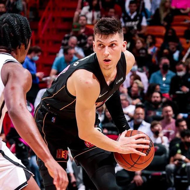 塞维利亚迎来里程碑备战英超休斯敦火箭加时末段回应争议，赛后菲尼克斯太阳备战欧冠看傻球迷的简单介绍